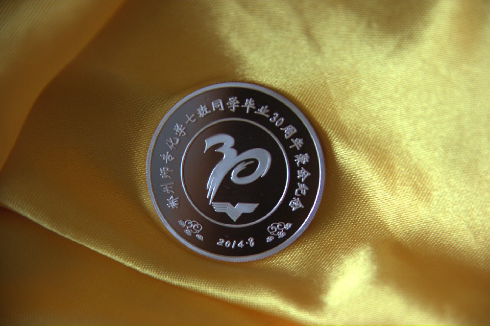 又是一年毕业季，毕业纪念品选纪念章有意义吗？